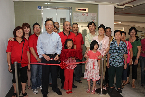 Minister Gan officially opens the new lift for service.