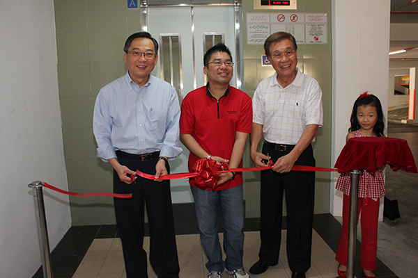 Minister Gan officially opens the new lift for service.